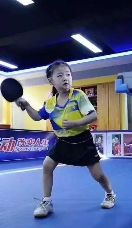 乒乓球小将李依依