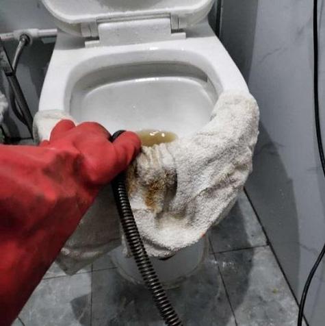 鞋刷掉到马桶里了堵了怎么把它弄出来